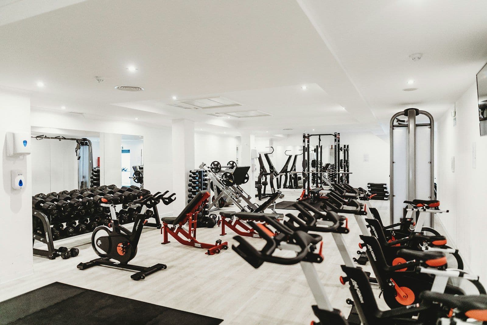 Sala de un gimnasio con luz natural