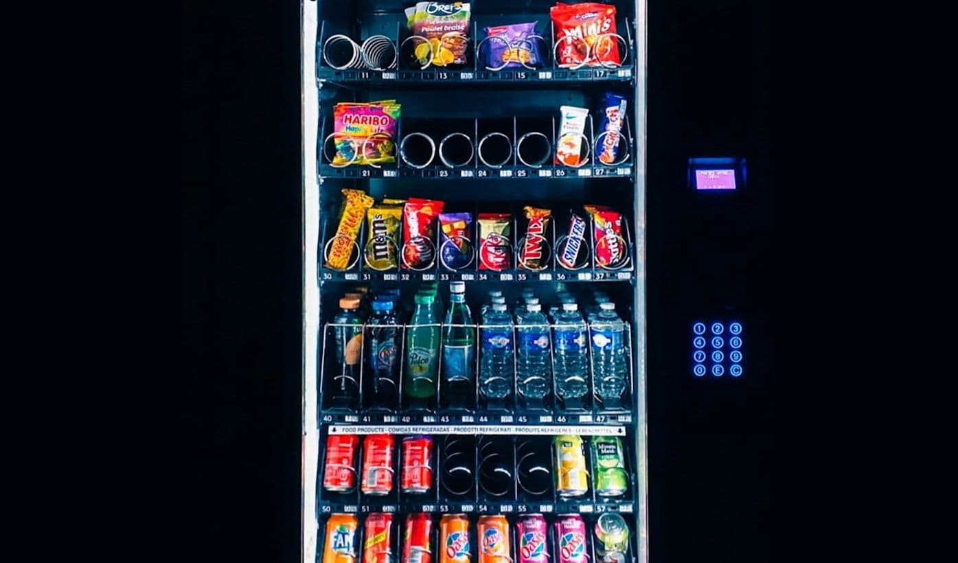 Máquina de vending moderna iluminada