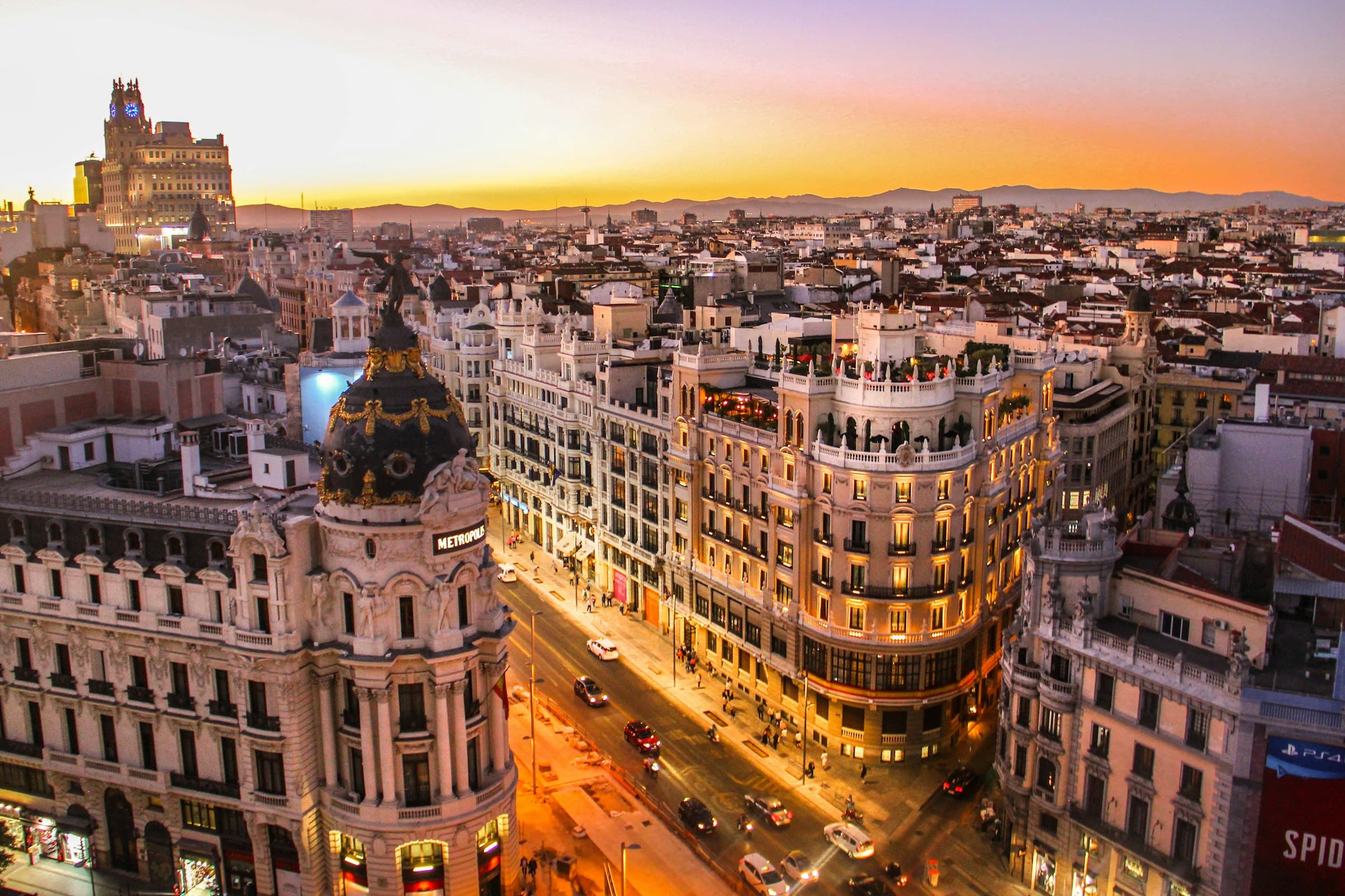 Gran Vía de Madrid al atardecer, con el edificio Metrópolis
