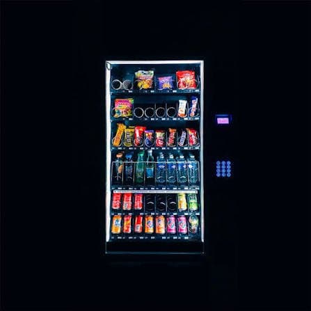 Máquina de vending clásica de snacks y bebidas